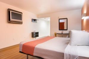 Deluxe King Room - Non-Smoking room in Motel 6-Tampa FL - Fairgrounds