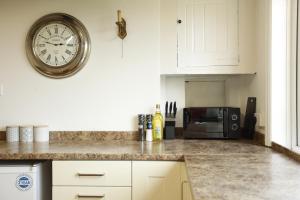 5BR Spacious Contractor Home, Parking for 2 vans