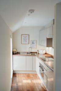 Charming Central Mews Home with Secure Parking