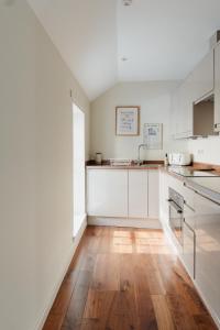 Charming Central Mews Home with Secure Parking