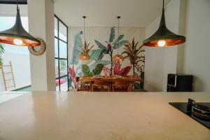 Villa Vivid 2BR Bohemian, 5 min to Kedungu Beach