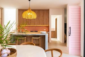 Tropical Chic Villa w Rooftop & Pool in Seminyak