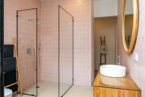 Tropical Chic Villa w Rooftop & Pool in Seminyak