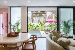 Tropical Chic Villa w Rooftop & Pool in Seminyak
