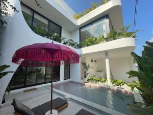 Tropical Chic Villa w Rooftop & Pool in Seminyak