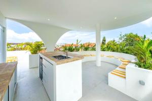 Tropical Chic Villa w Rooftop & Pool in Seminyak