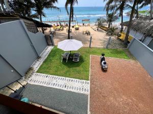 Hikka Beach Flat