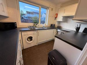 Modern 2BR Sleeps 4 Central Scotland with Parking