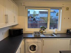 Modern 2BR Sleeps 4 Central Scotland with Parking