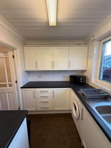 Modern 2BR Sleeps 4 Central Scotland with Parking