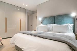 Greenpoint Hideaway Pool Balcony Luxury Living