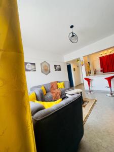 KSM CBD 1 and 2 Bed 0 7 0 8 5 1 4 9 9 8