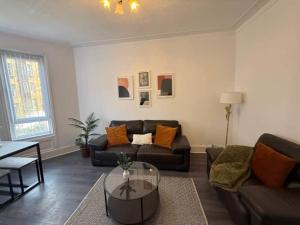 2BR Flat with Parking Near Glasgow Green and Parks