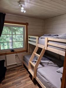 Gemuetliches Blockhaus im Wald