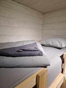 Gemuetliches Blockhaus im Wald