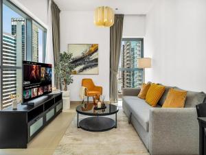 Downtown 1BR Pool with Burj Khalifa View Near Dubai Mall