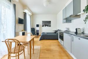 Direct Arc de Triomphe access