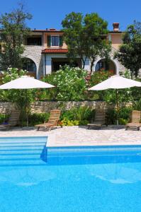 Villa Biljana, Comfort & Scenic Beauty with Access to Two Shared Pools