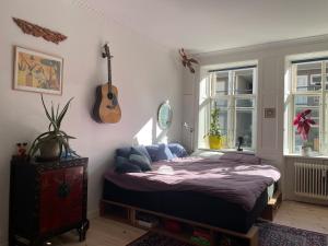 Stunning authentic renovated apt I Near Lakes & Metro