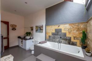 Villa Rosa - Spacious Oasis with Private Pool, close to Beach & Dining