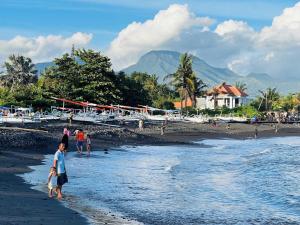 Villa Jasri Point - Beachfront Villa close to surf