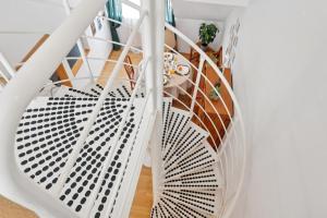 Gelbe Koffer - Vintage Maisonette in Neunkirchen - 2 SZ - Self-Check-in - Parkplatz - Balkon - Badewanne - WLAN 250 Mbit - bis 4 Pers - zentrumsnah