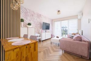 Modern Apartment with Air Conditioning & Workspace in Gliwice by Noclegi Renters