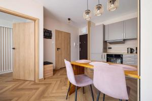 Modern Apartment with Air Conditioning & Workspace in Gliwice by Noclegi Renters