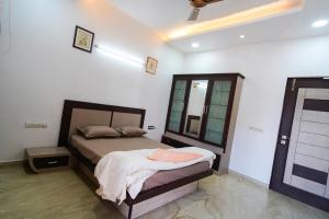 Luxury Modern 6BHK- Posh Locality, Garden, Terrace