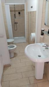 BED&FLY NEAR AIRPORT CATANIA FONTANAROSSA BAGNO PRIVATO In CAMERA