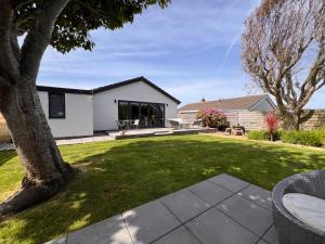 Stylish Coastal 2 Bedroom Bungalow