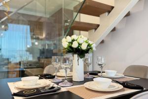 Elegant 2BR - Rooftop Luxe Skyline Escape