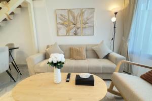 Elegant 2BR - Rooftop Luxe Skyline Escape