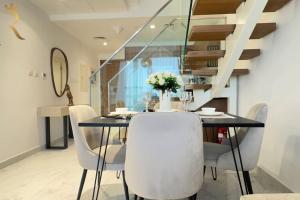 Elegant 2BR - Rooftop Luxe Skyline Escape