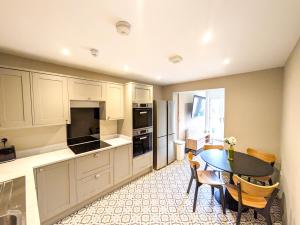 6 Bed Corporate House - 12 Pendennis Park