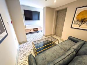 6 Bed Corporate House - 12 Pendennis Park