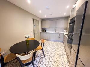 6 Bed Corporate House - 12 Pendennis Park