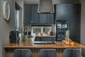 Cozy Cabin with Hot Tub & Sauna - Ultimate Retreat