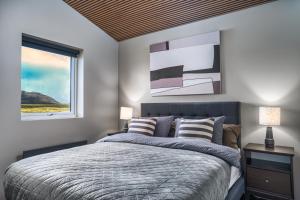 Cozy Cabin with Hot Tub & Sauna - Ultimate Retreat