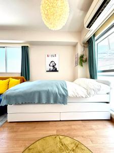 駅徒歩4分 新宿駅7分 バンクシーアートのスタイリッシュルーム