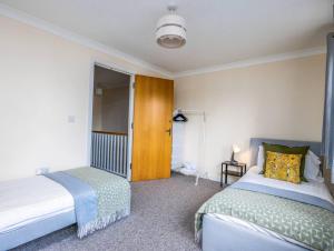 4BR Townhouse w FREE Parking in City Centre