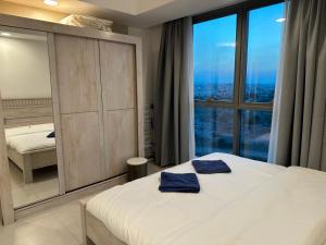 Pinnacle Row Seaview Elegance