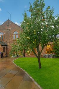 Courtyard House- Luxury Holiday House with floodlit Tennis court