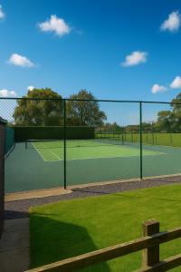 Courtyard House- Luxury Holiday House with floodlit Tennis court