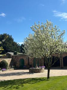 Courtyard House- Luxury Holiday House with floodlit Tennis court