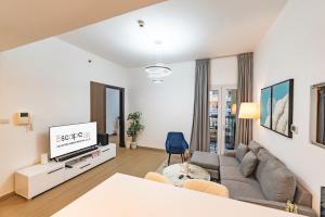 Escape24 Spacious 1BR with Pool View, JVC