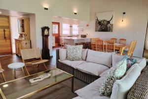 Haus Mikaya, Cathkin Estate by Euphoric Leisure