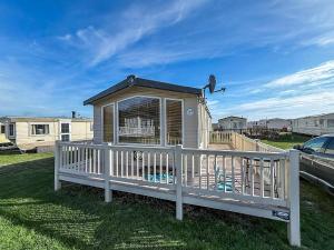 Lovely Caravan With Spacious Decking At North Denes In Suffolk, Ref 40134Nd