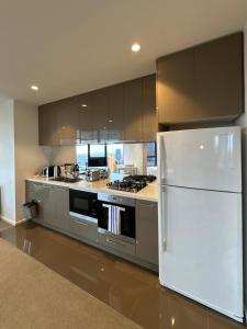 LvL 40 Skyline 2BR Balcony Epic Melbourne Views Free Parking