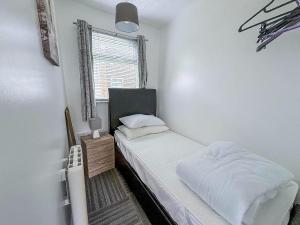 Homely Chalet To Hire In Scratby Nearby The Beach In Norfolk Ref 76166B